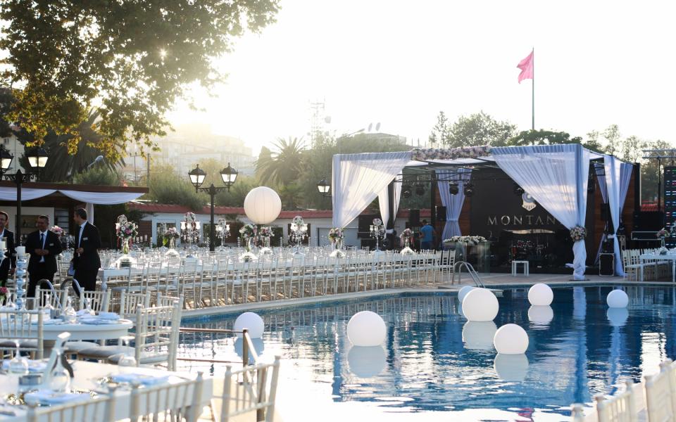 Poolside Wedding</h4>